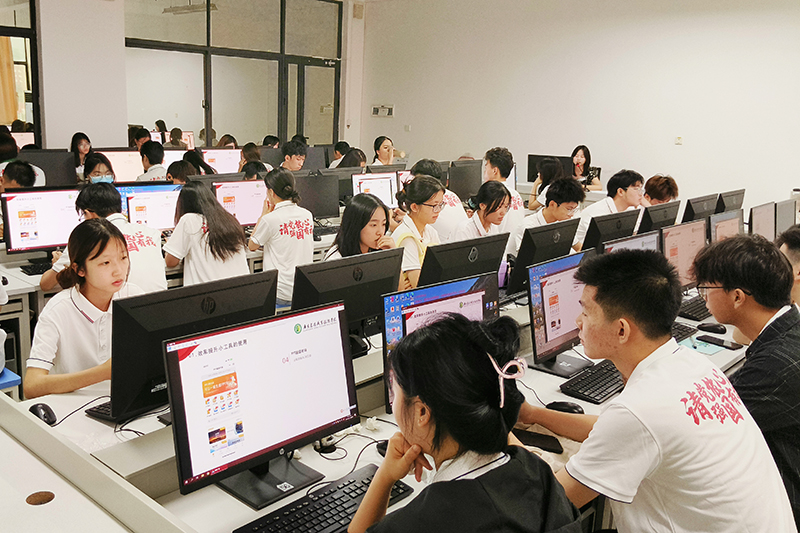 学员们在认真学习.jpg