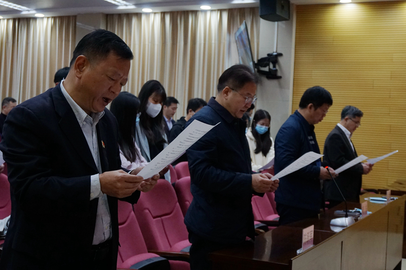 广州校区师生认真诵读宪法部分条款.JPG