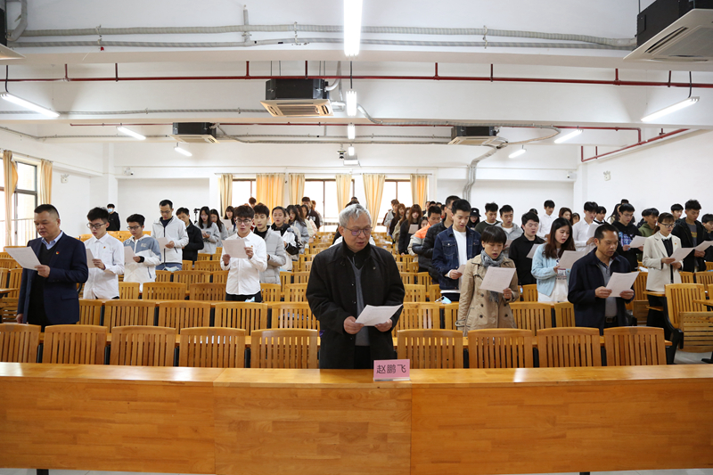 两校区师生认真诵读宪法部分条款.JPG