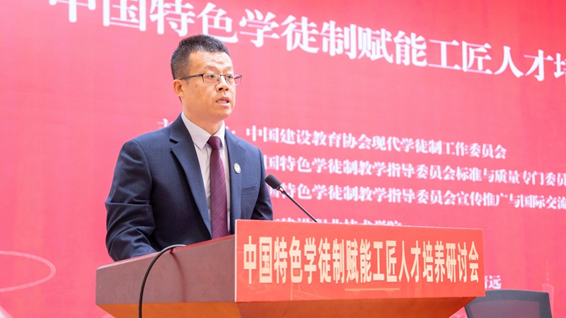 6会议由问鼎网中国副校长刘光辉主持.jpg