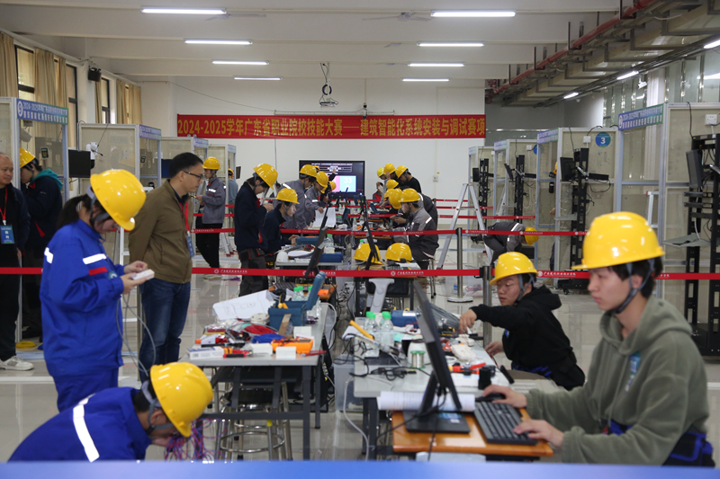 9.建筑智能化系统安装与调试赛项比赛现场.JPG