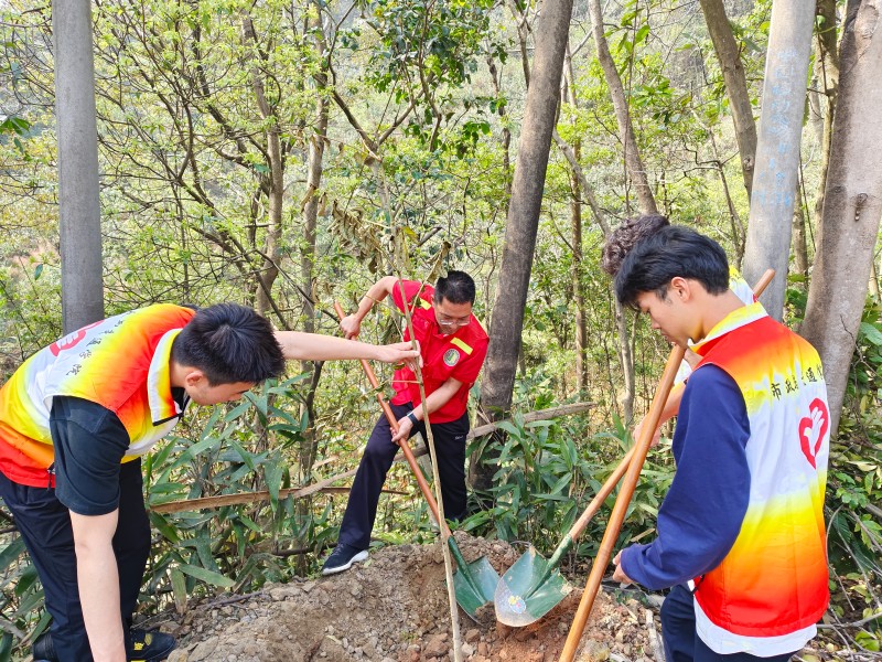 1.学校党委书记李国章与对口联系学生合力植树.jpg